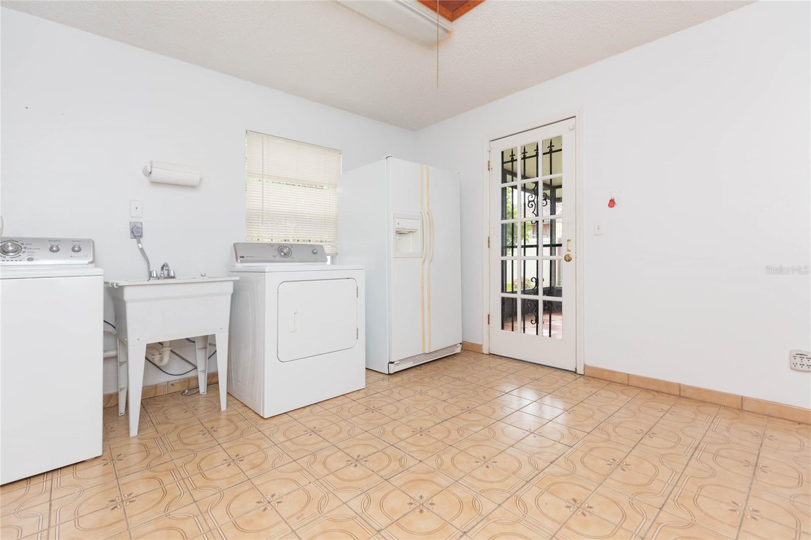 6611 N Clark Ave Property Photo 30