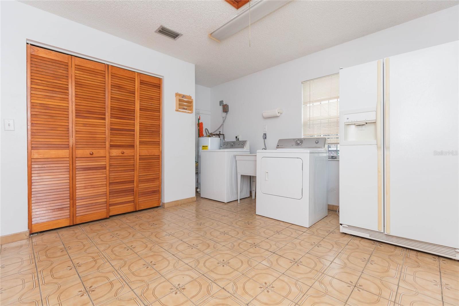 6611 N Clark Ave Property Photo 31