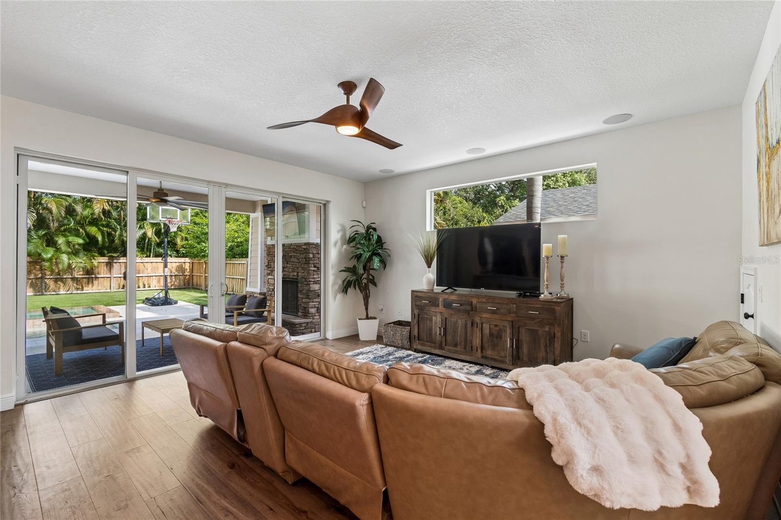 110 S Beverly Ave Property Photo 5