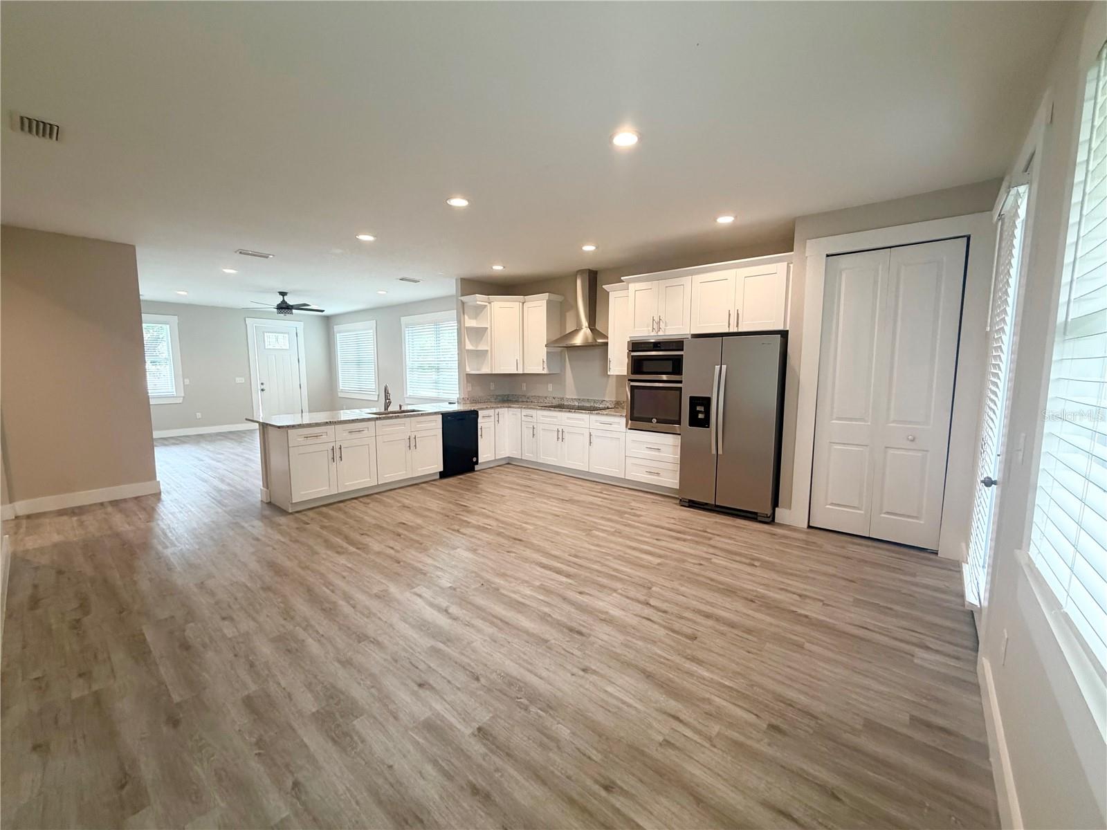 2125 W Saint Joseph St Property Photo 6