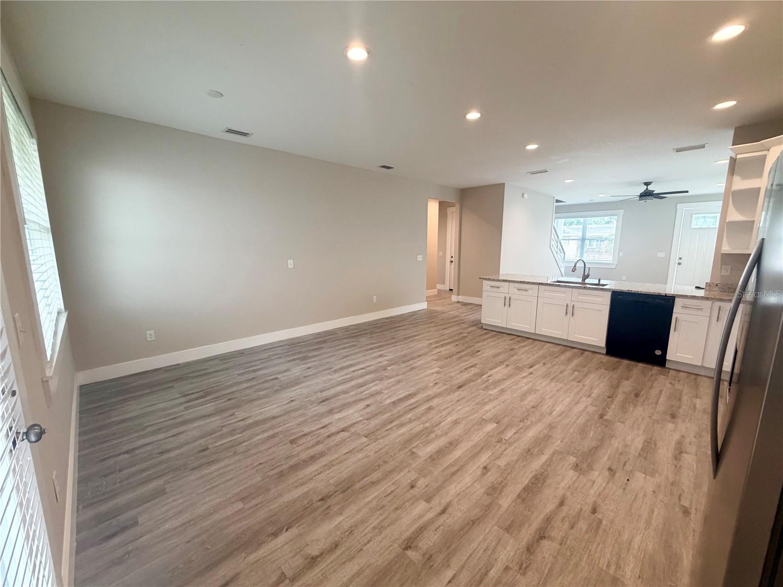 2125 W Saint Joseph St Property Photo 7
