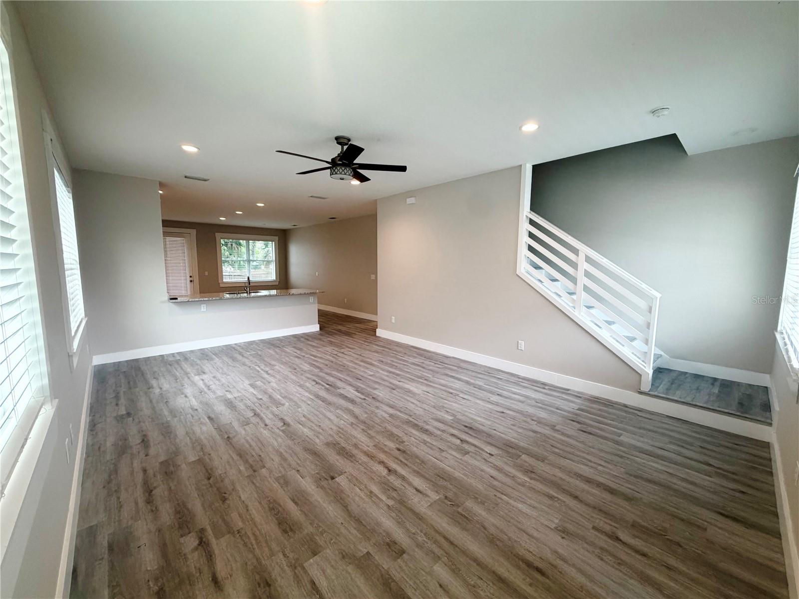 2125 W Saint Joseph St Property Photo 8