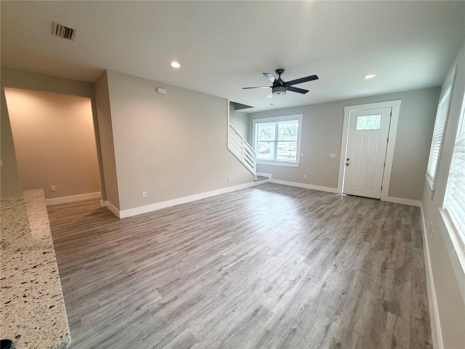 2125 W Saint Joseph St Property Photo 9