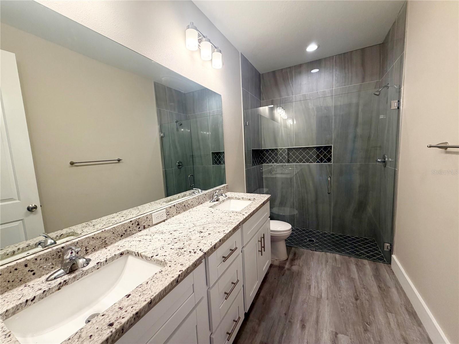 2125 W Saint Joseph St Property Photo 12
