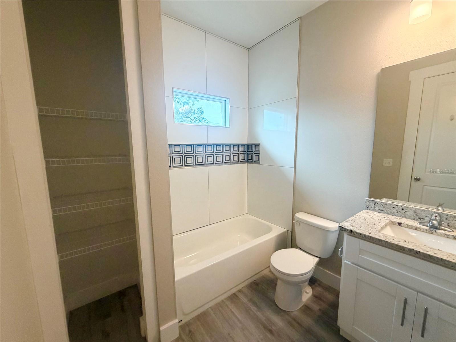 2125 W Saint Joseph St Property Photo 21