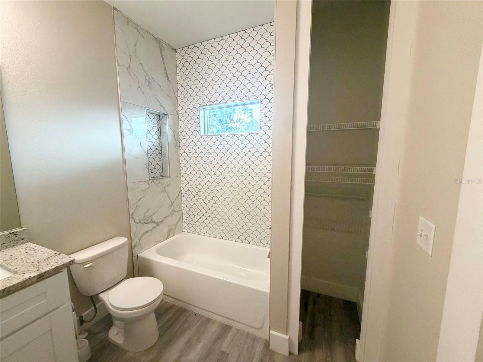 2125 W Saint Joseph St Property Photo 24