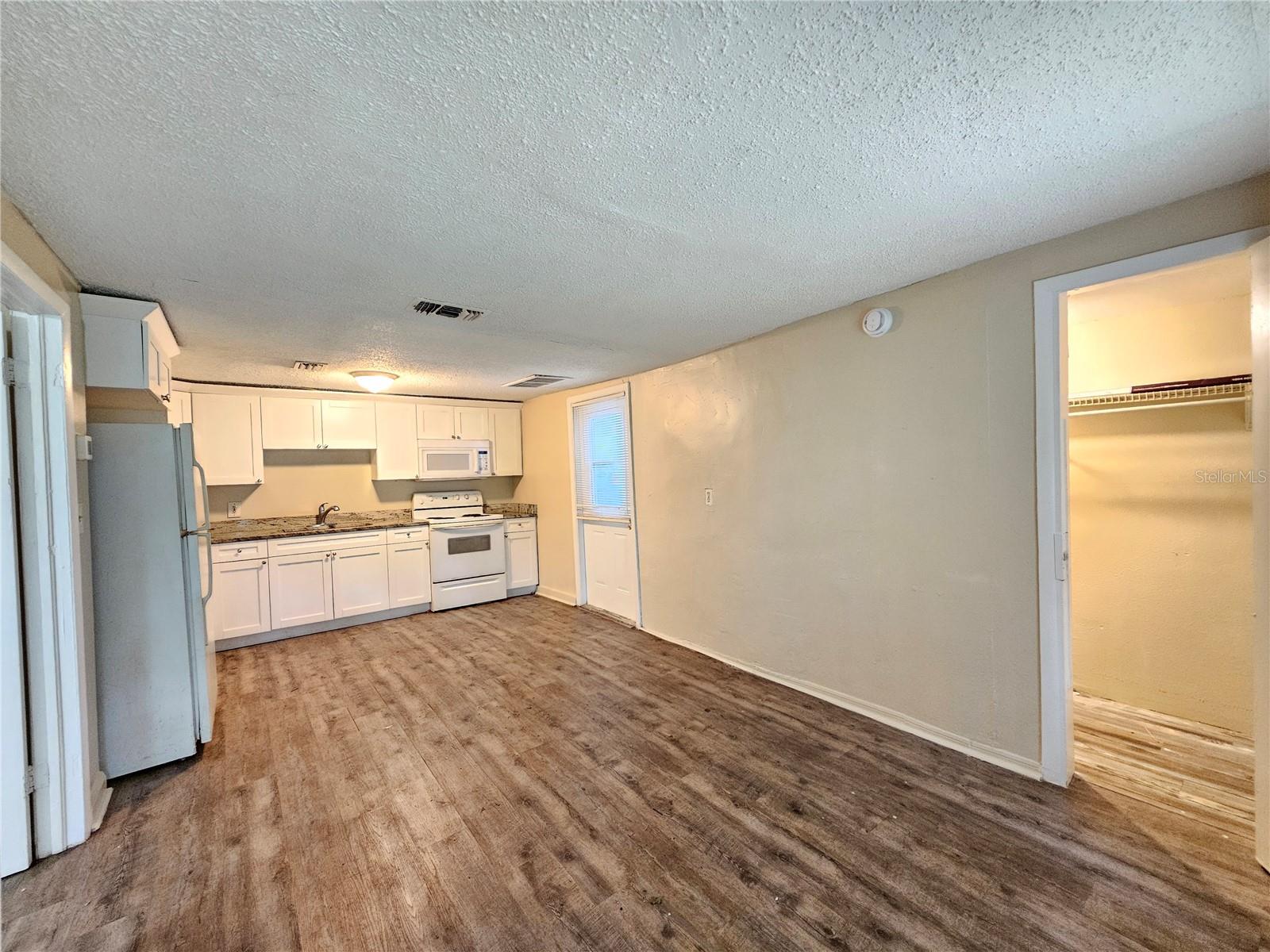1504 E 99th Ave #b Property Photo 3