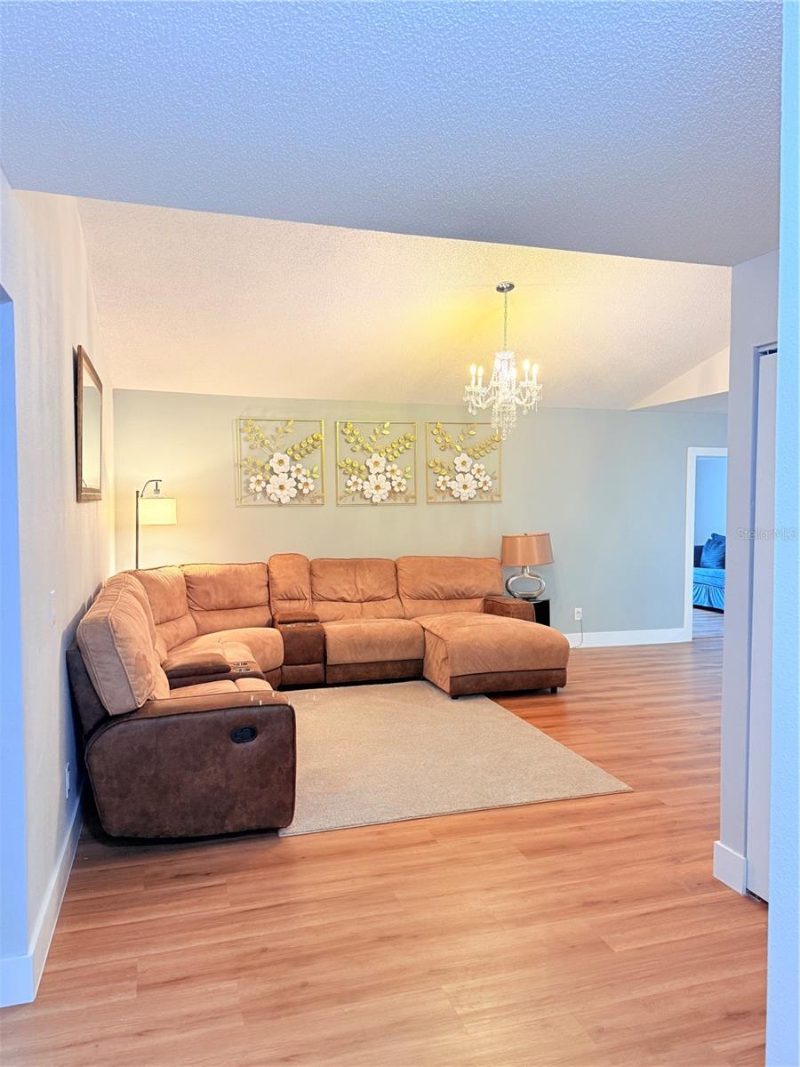 2130 Redleaf Dr Property Photo 4