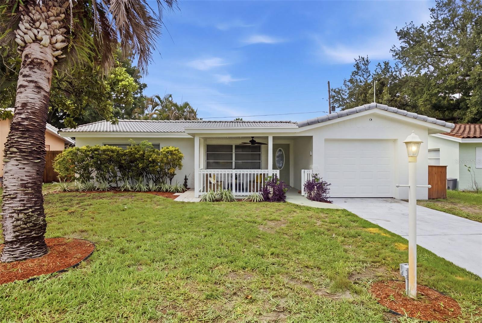 2075 Indigo Dr Property Photo 2
