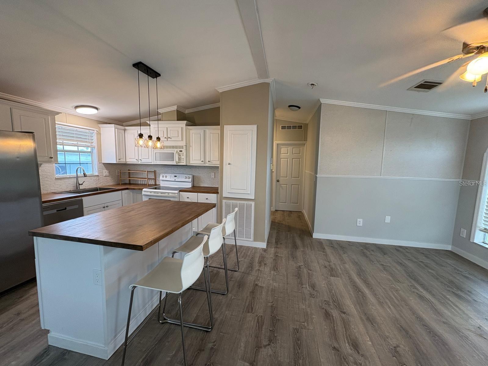 653 Los Altos Property Photo 6