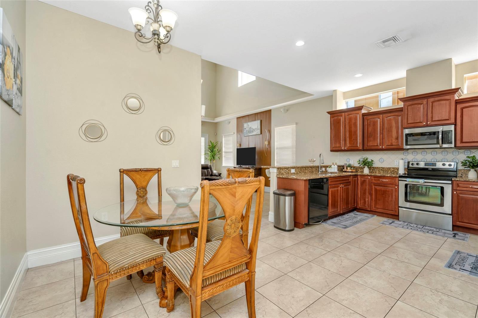 10806 Perez Dr Property Photo 7