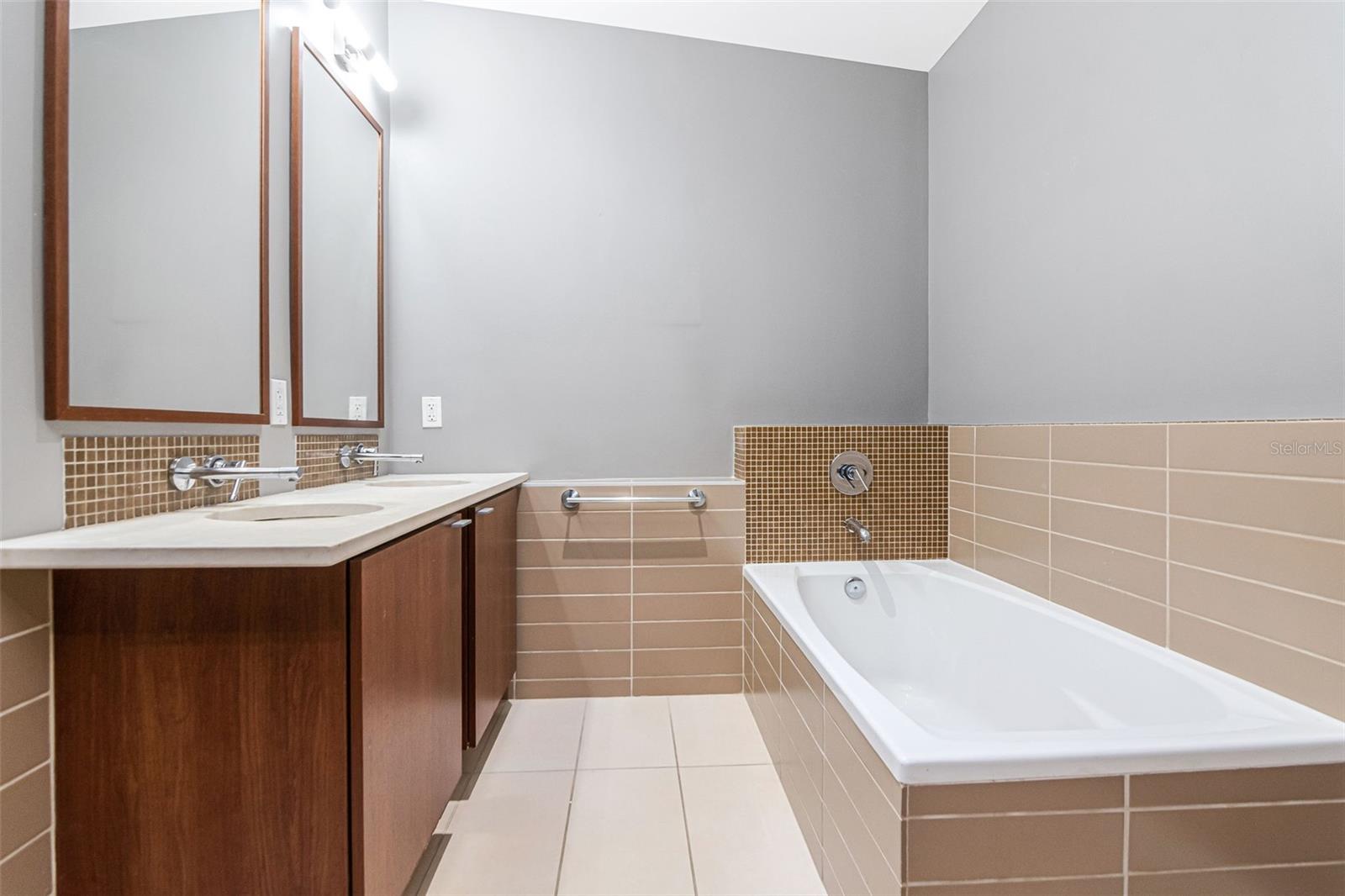 111 N 12th St #1820 Property Photo 23