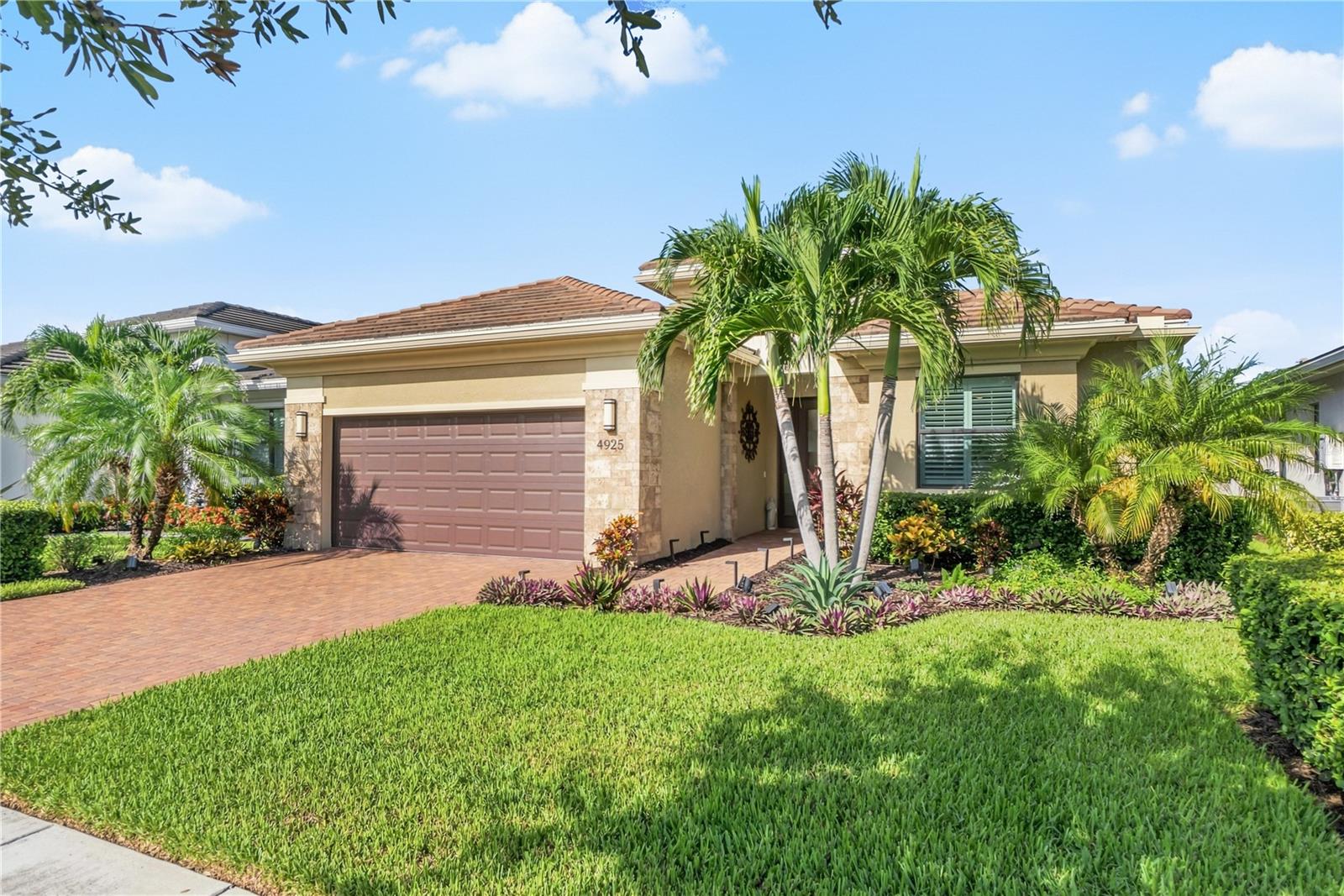 4925 Surfside Cir Property Photo 2