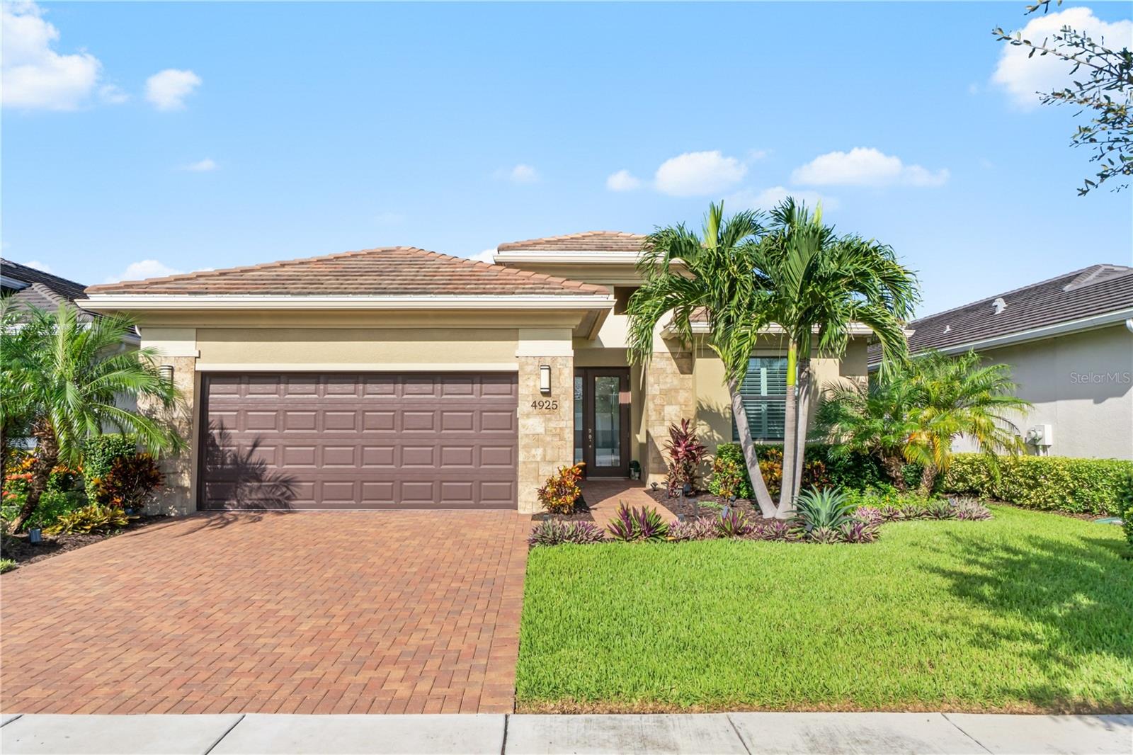 4925 Surfside Cir Property Photo 3