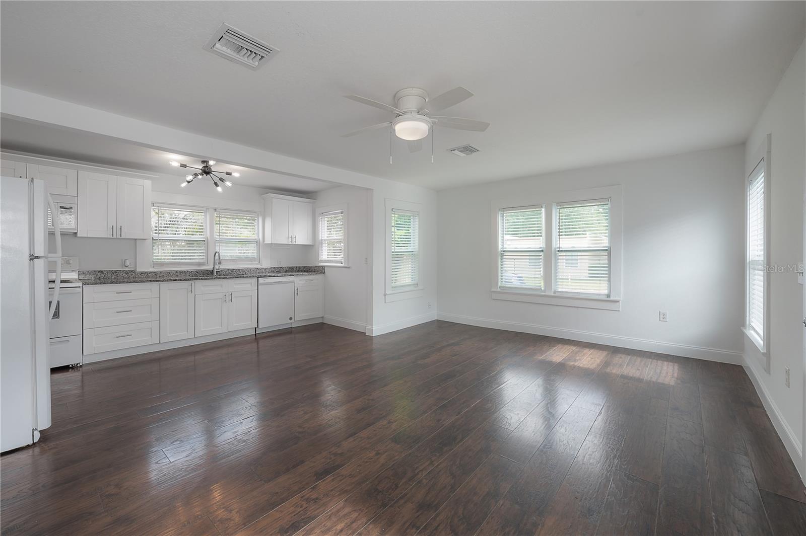 405 E Cayuga St Property Photo 6