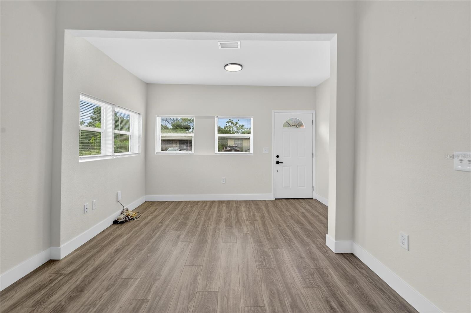 2525 W Beach St Property Photo 3