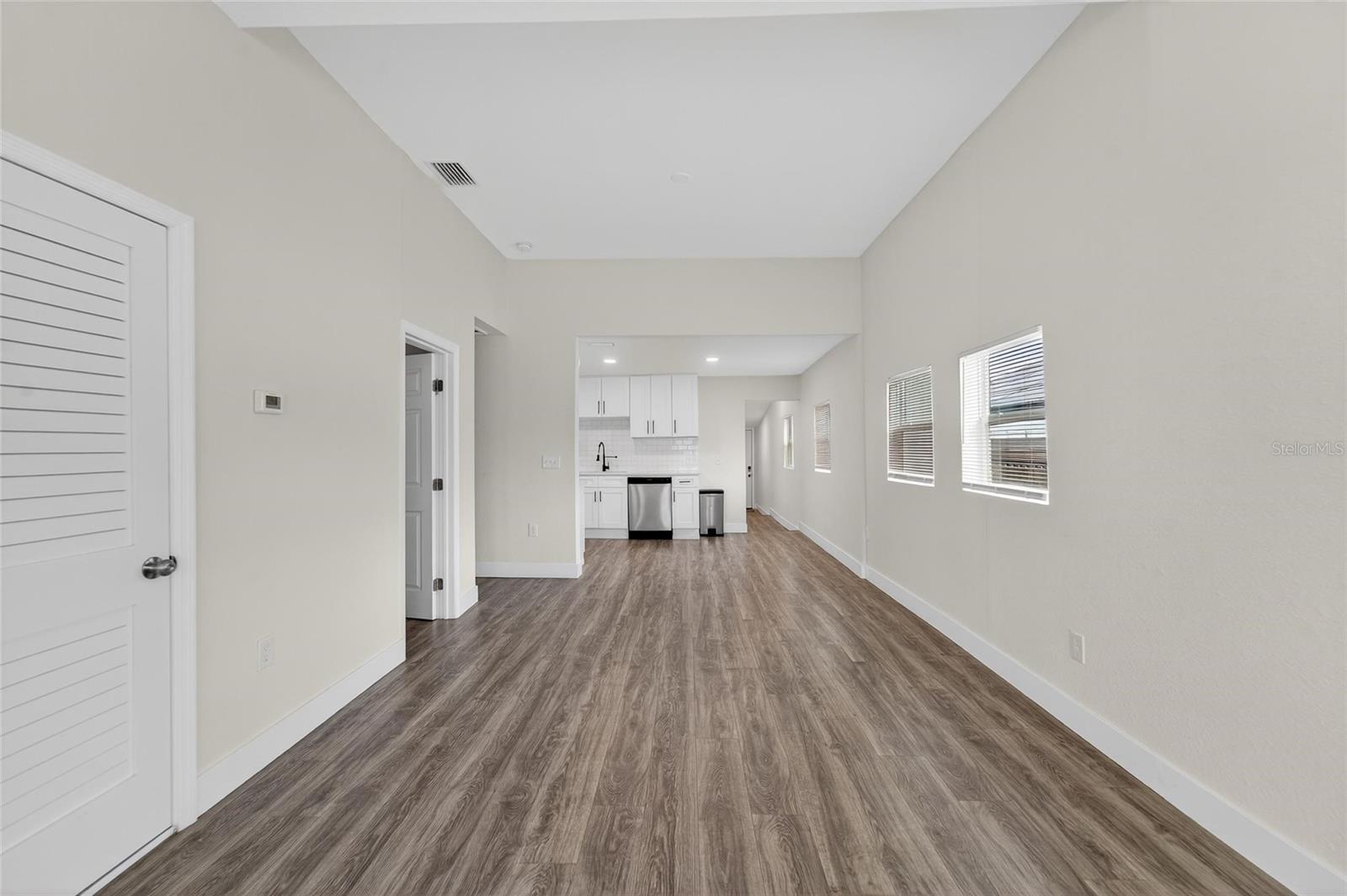 2525 W Beach St Property Photo 4