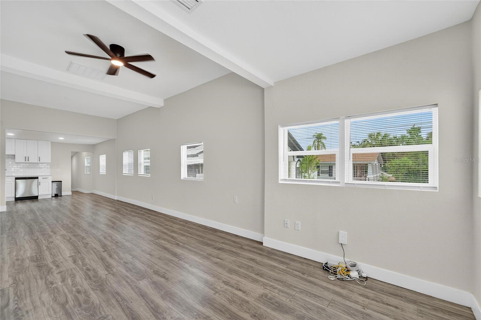 2525 W Beach St Property Photo 5