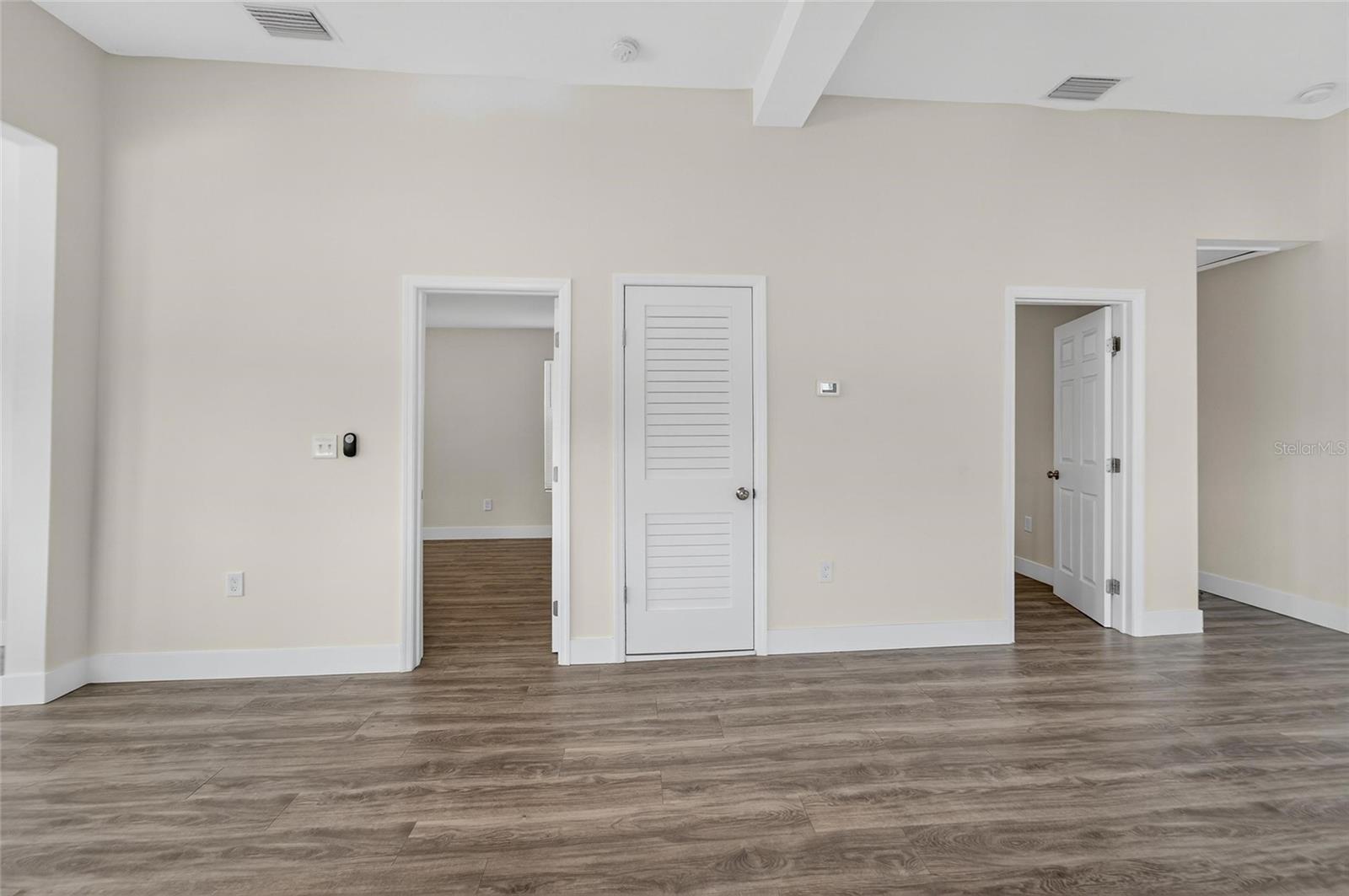2525 W Beach St Property Photo 7