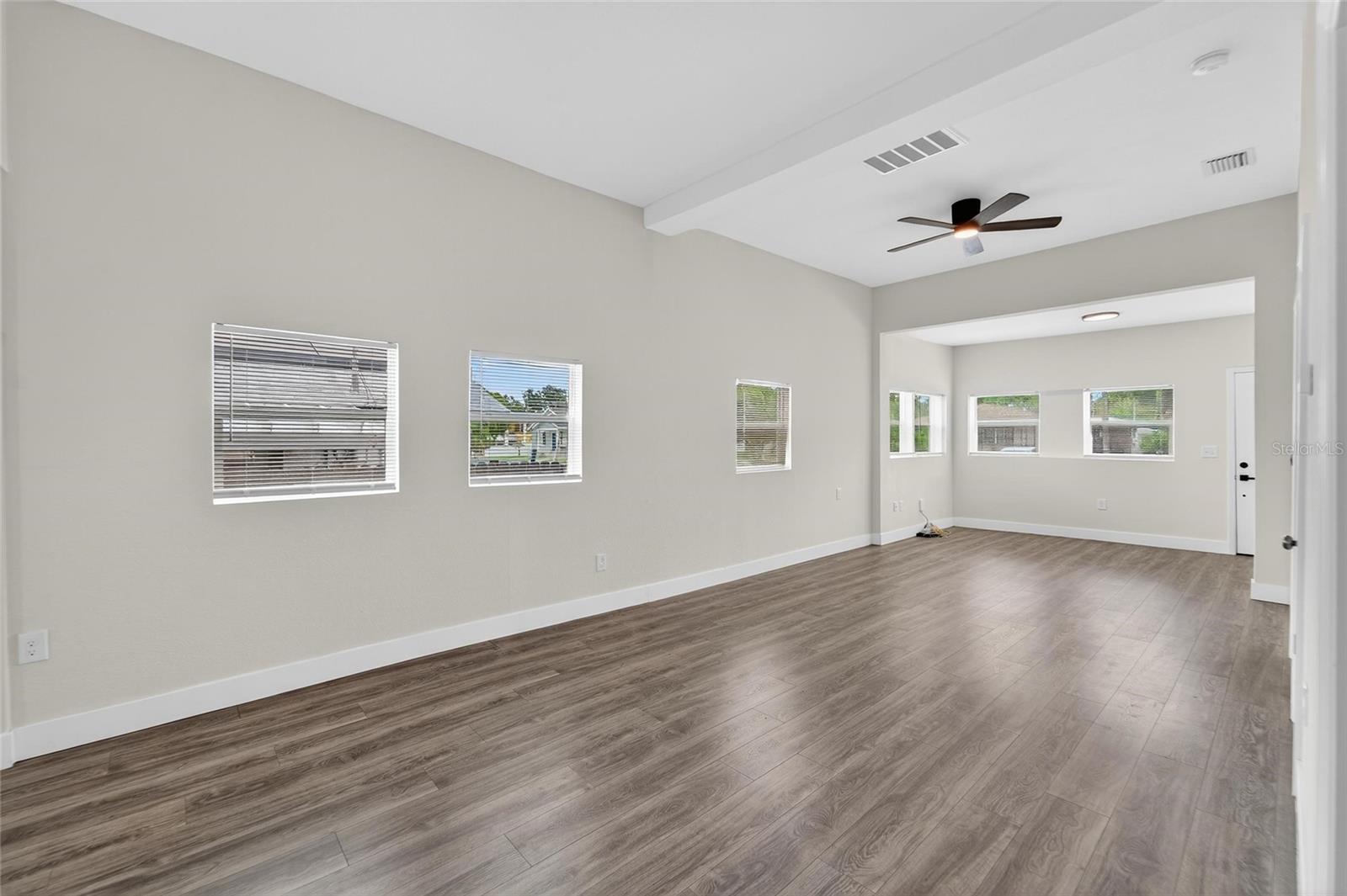 2525 W Beach St Property Photo 9