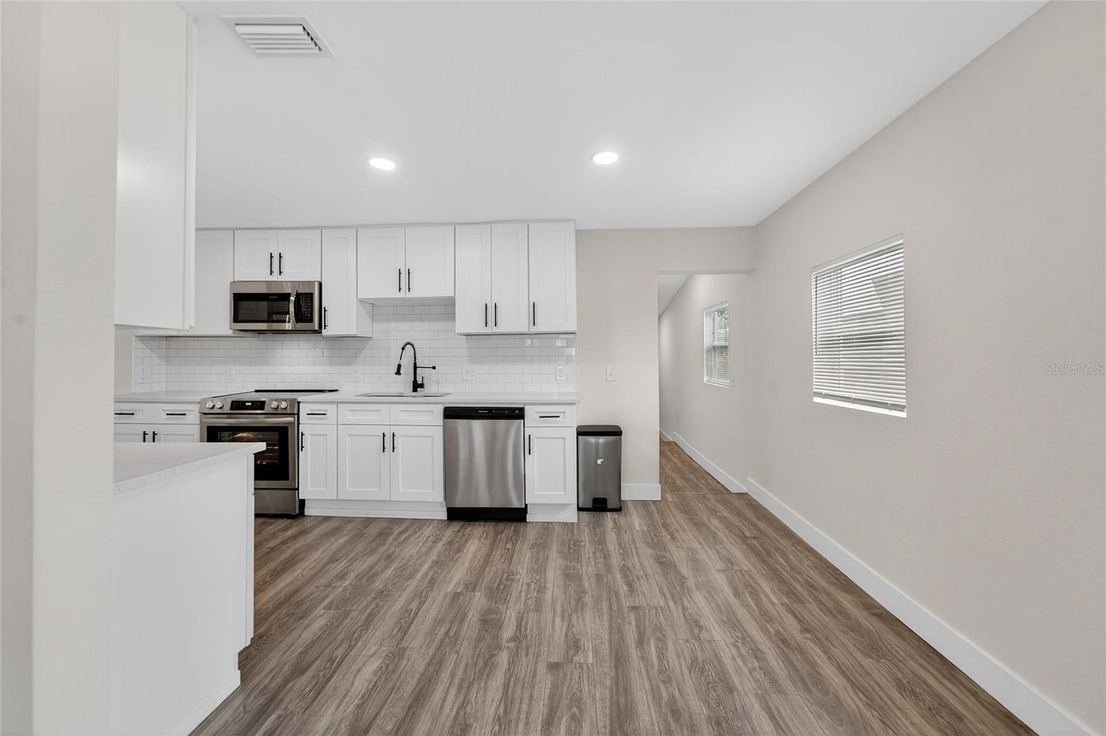 2525 W Beach St Property Photo 10