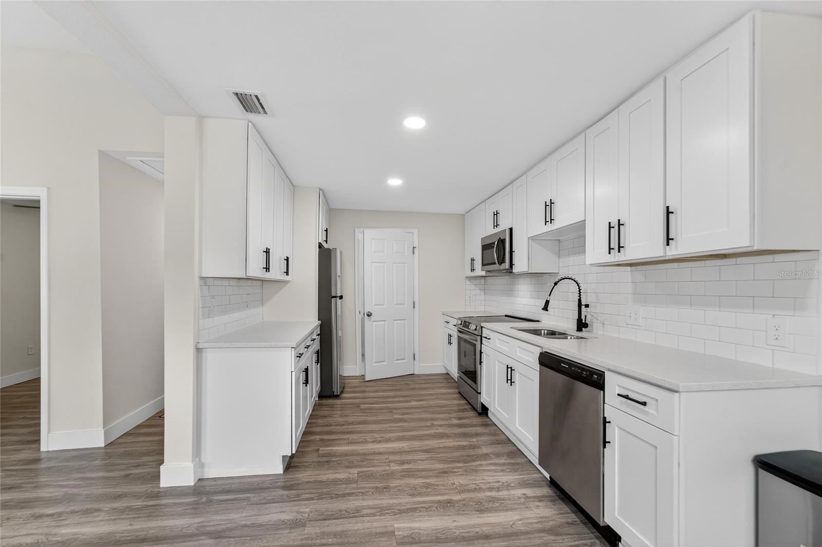 2525 W Beach St Property Photo 11