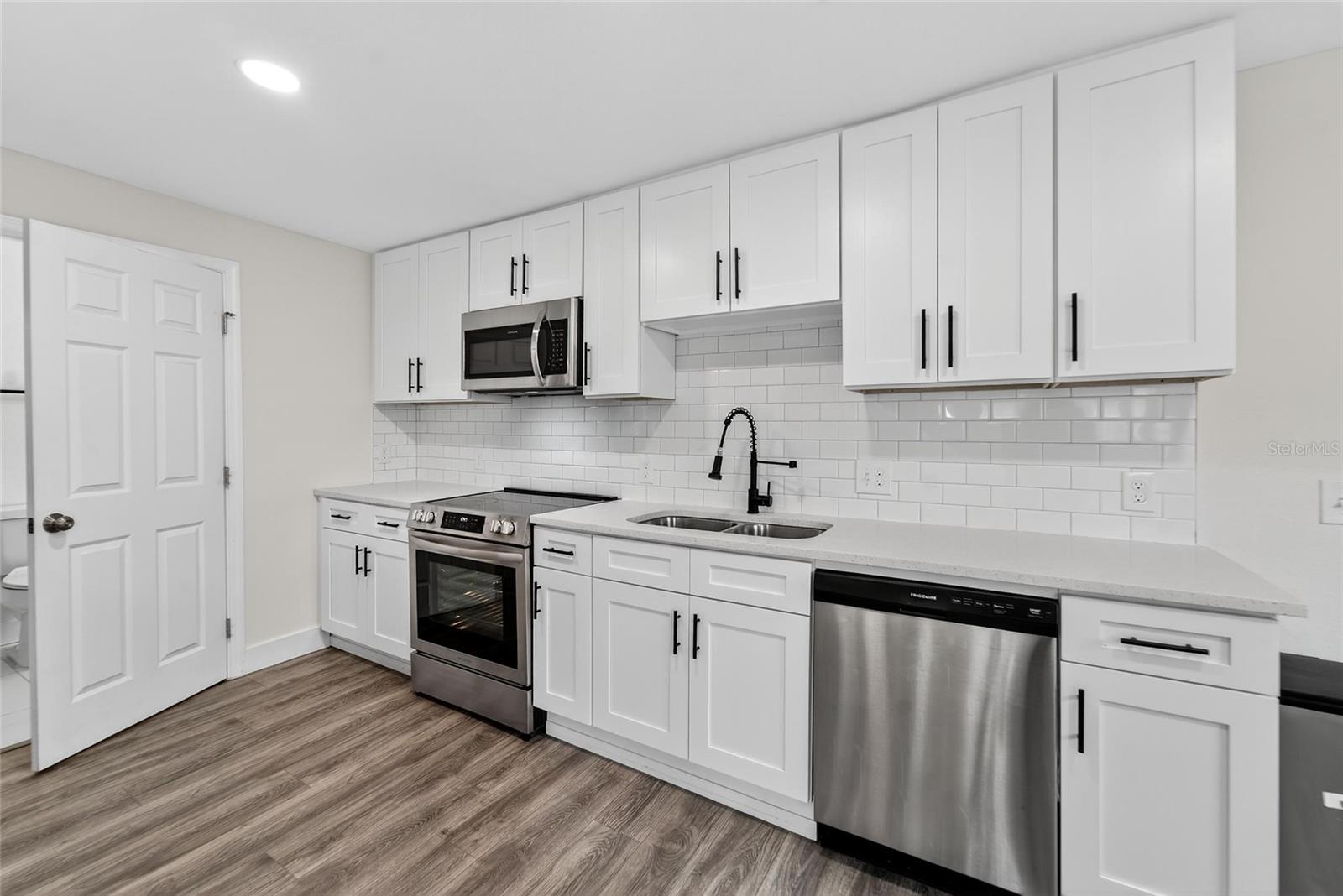 2525 W Beach St Property Photo 12