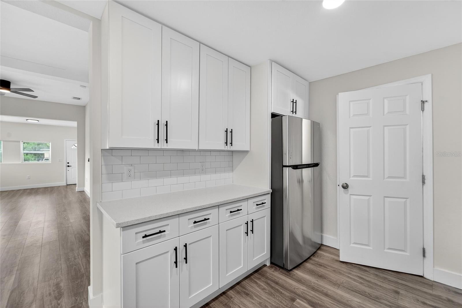 2525 W Beach St Property Photo 13