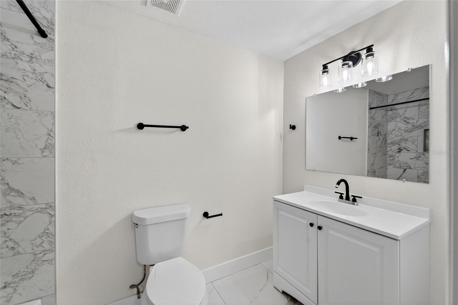 2525 W Beach St Property Photo 15