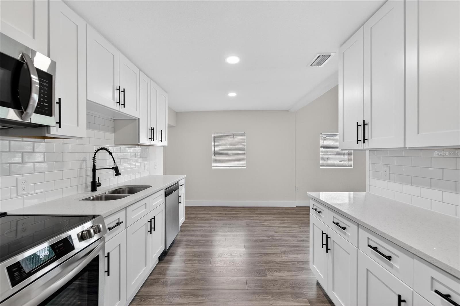 2525 W Beach St Property Photo 17