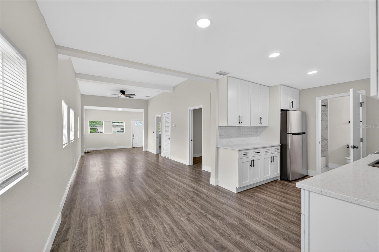 2525 W Beach St Property Photo 18