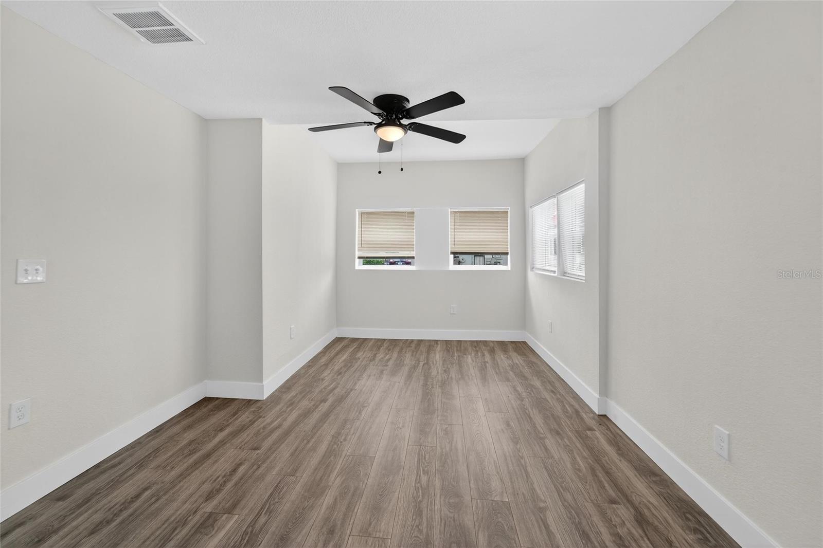 2525 W Beach St Property Photo 27