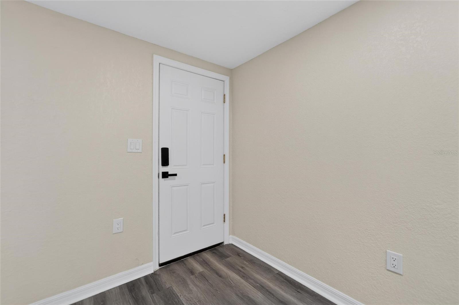 8809 Dyer Rd Property Photo 10