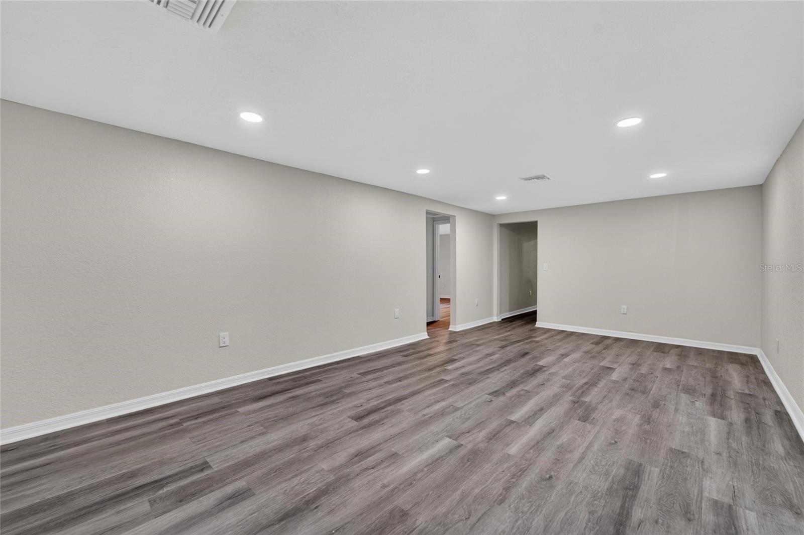 8809 Dyer Rd Property Photo 11