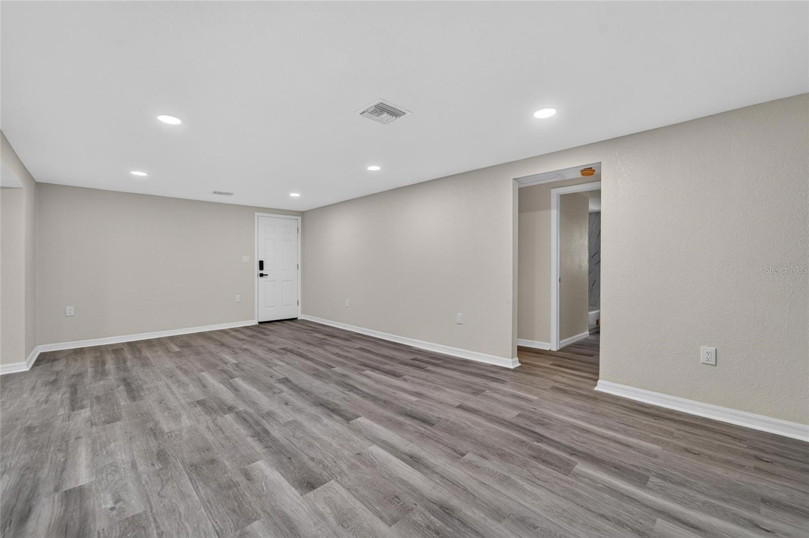 8809 Dyer Rd Property Photo 13