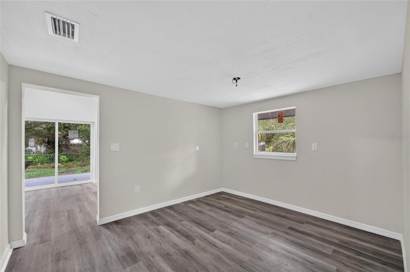 8809 Dyer Rd Property Photo 15