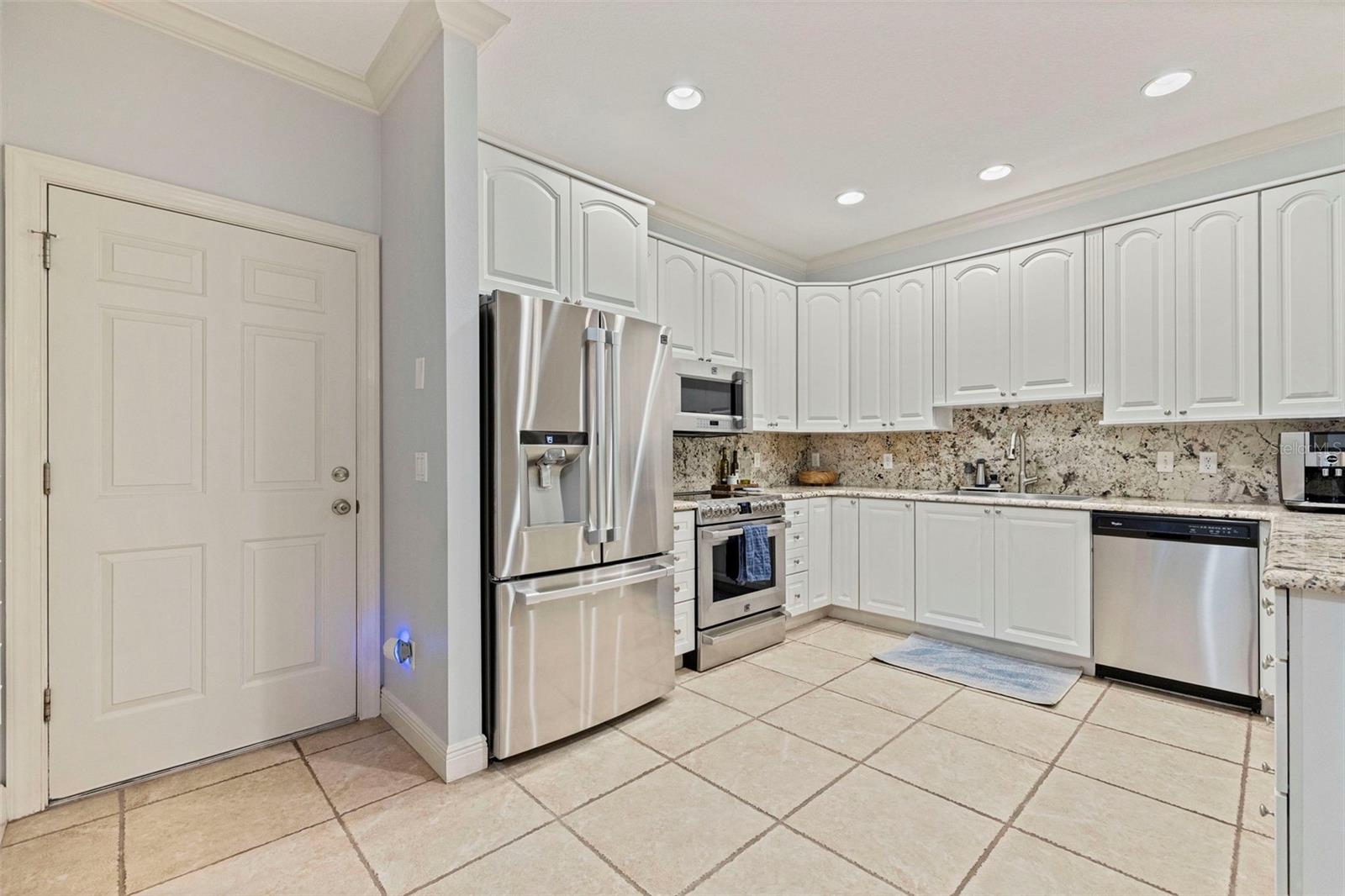 123 Valencia Cir Property Photo 5