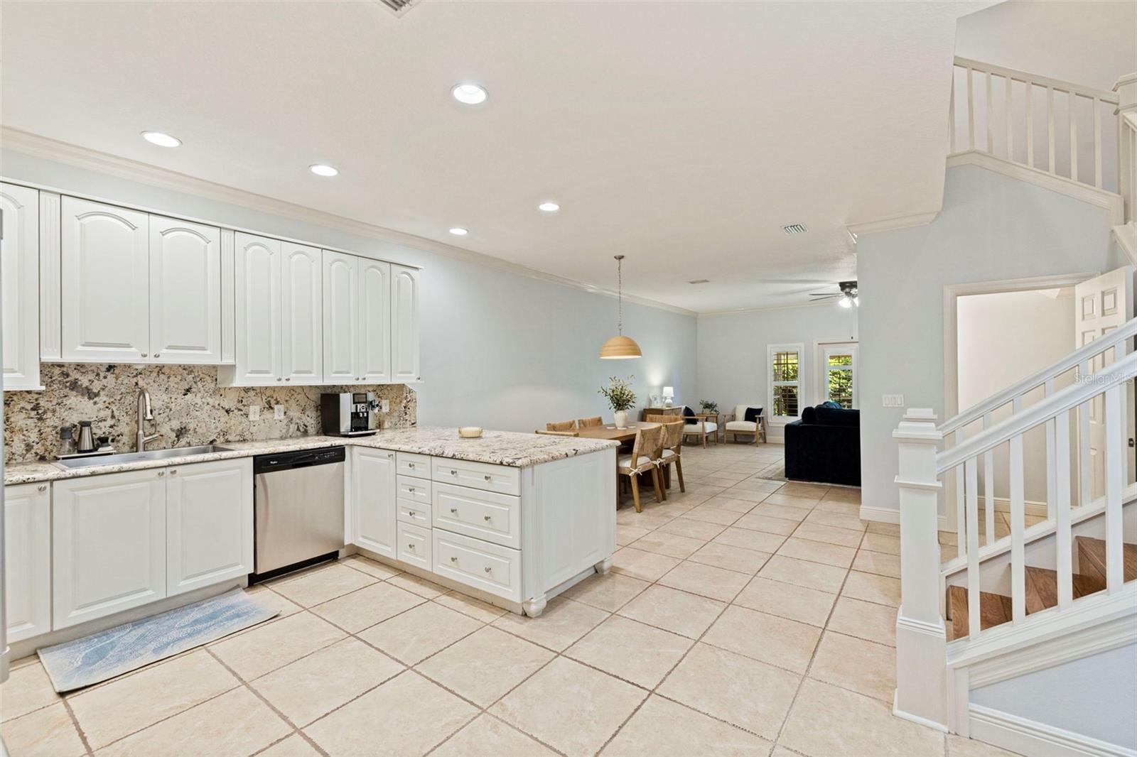 123 Valencia Cir Property Photo 6