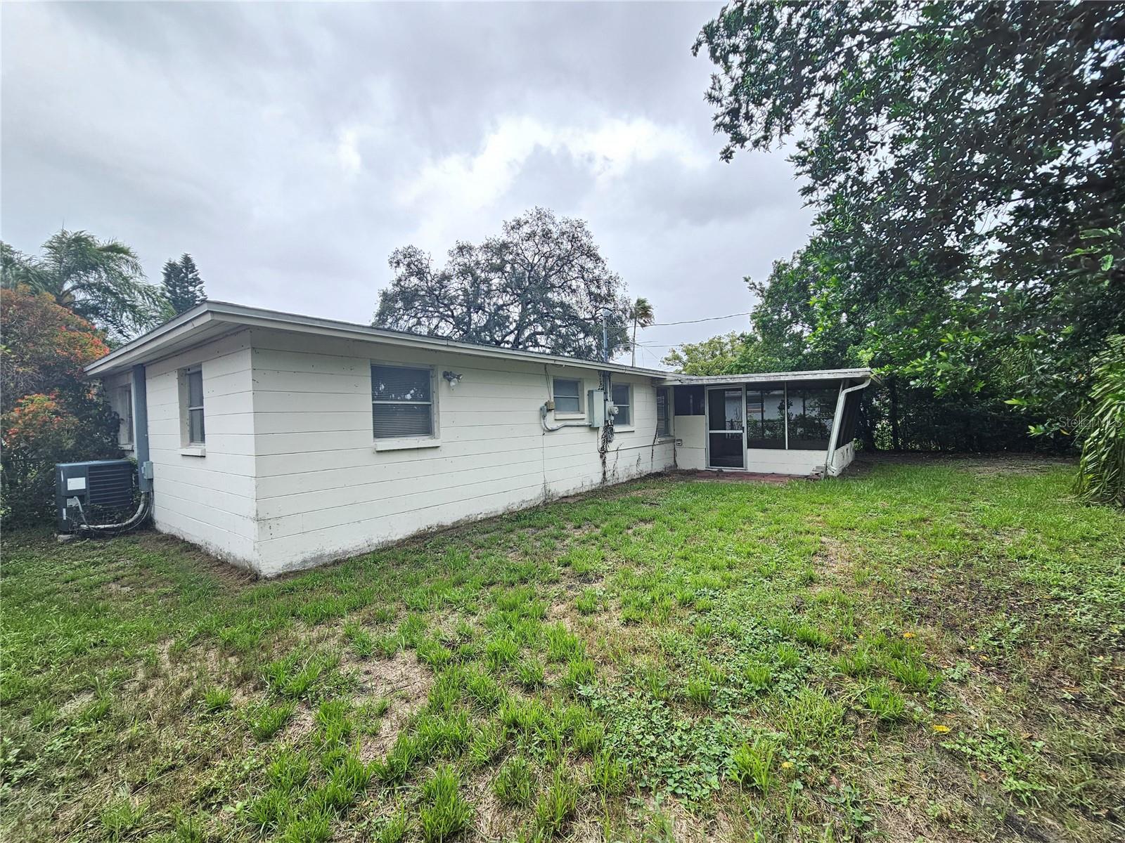 1702 Aqua Ln Property Photo 3