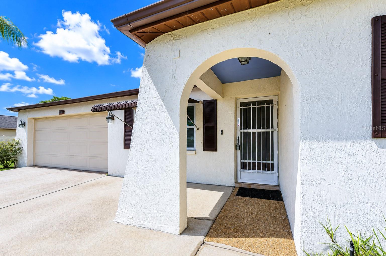 8811 Martinique Ln Property Photo 4