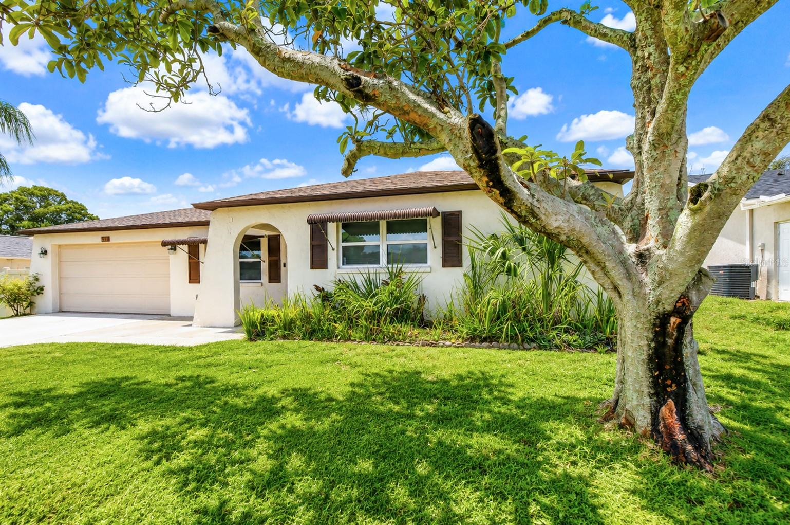 8811 Martinique Ln Property Photo 5