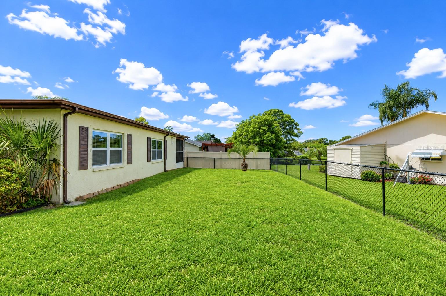8811 Martinique Ln Property Photo 10