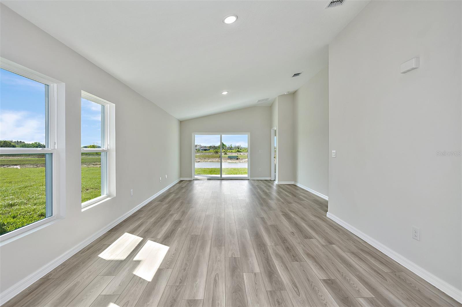 15204 Maude Landing Loop Property Photo 3