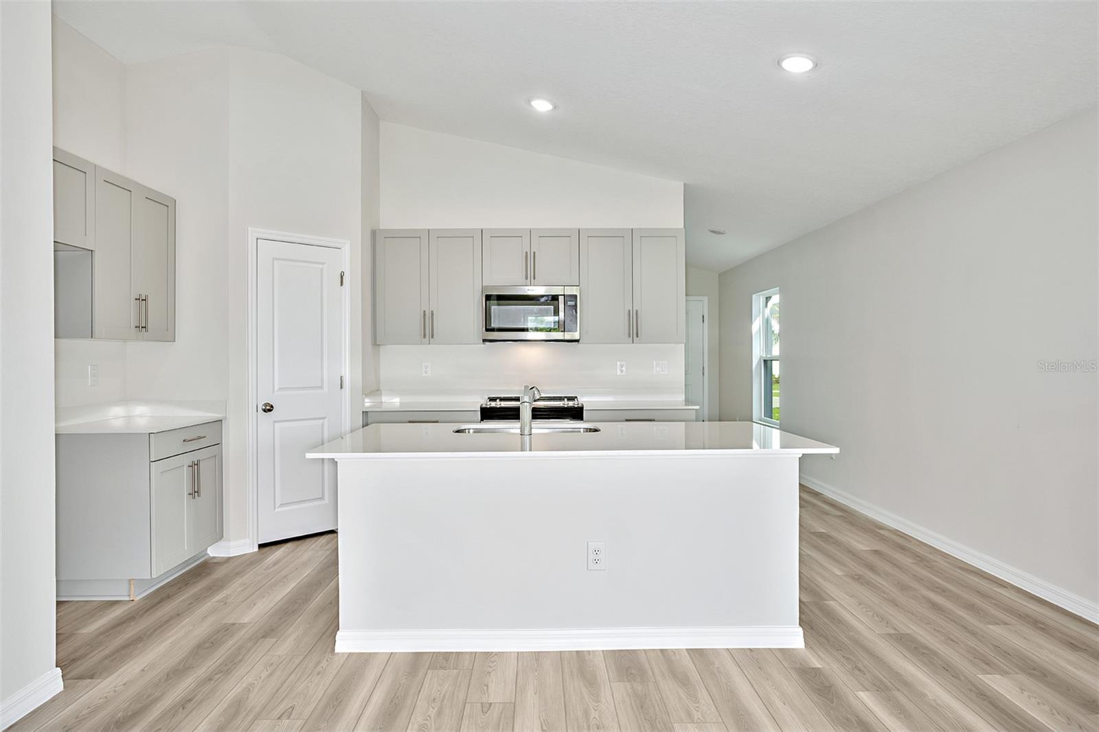 15204 Maude Landing Loop Property Photo 7