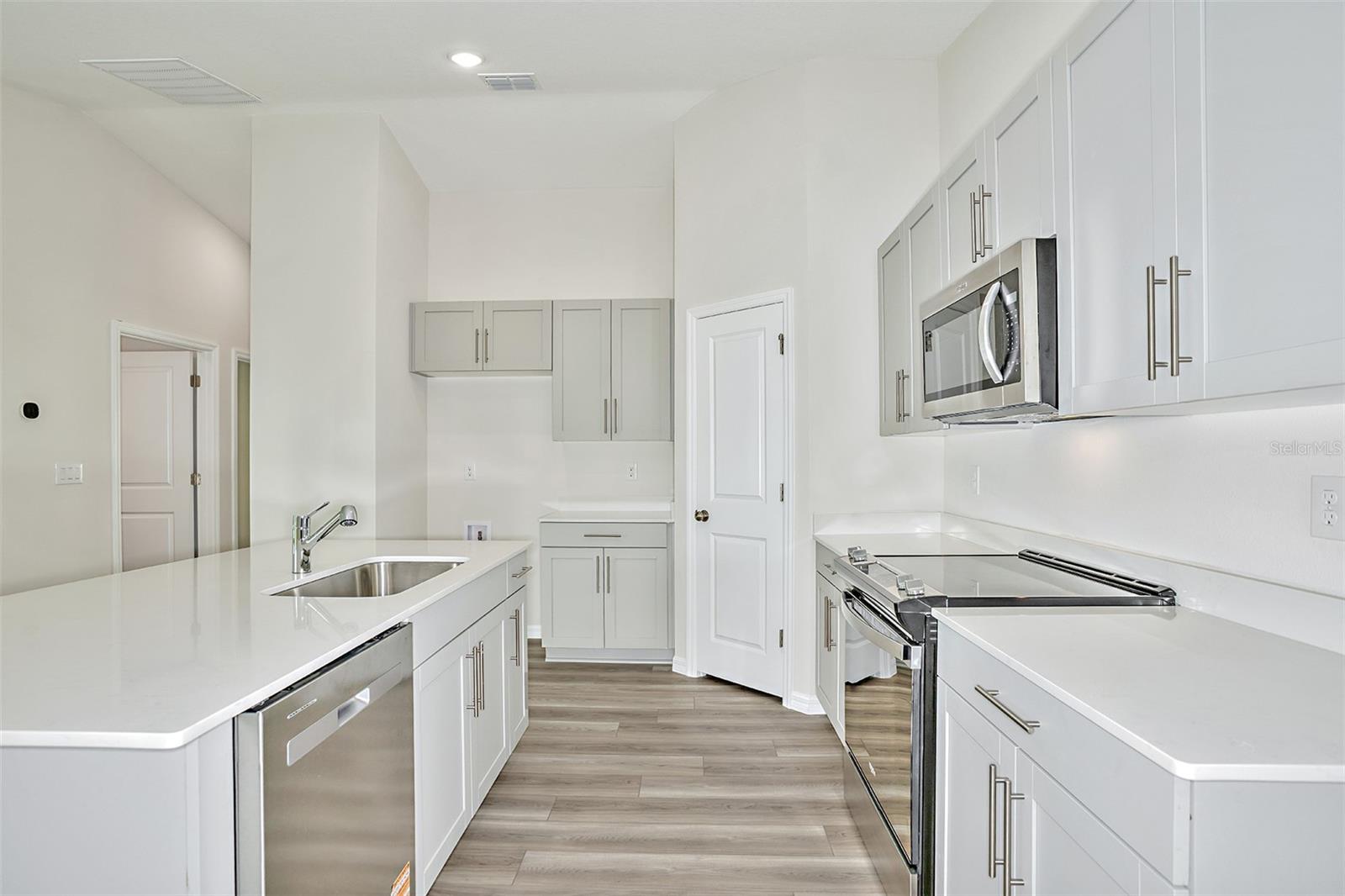 15204 Maude Landing Loop Property Photo 8