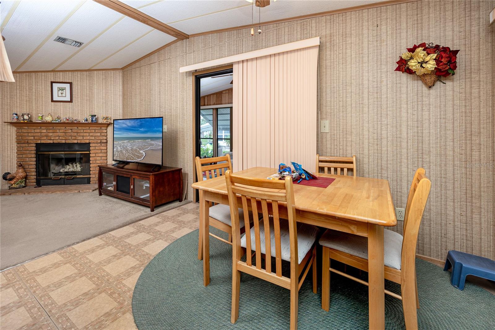 6821 Americana Dr Ne #106 Property Photo 8