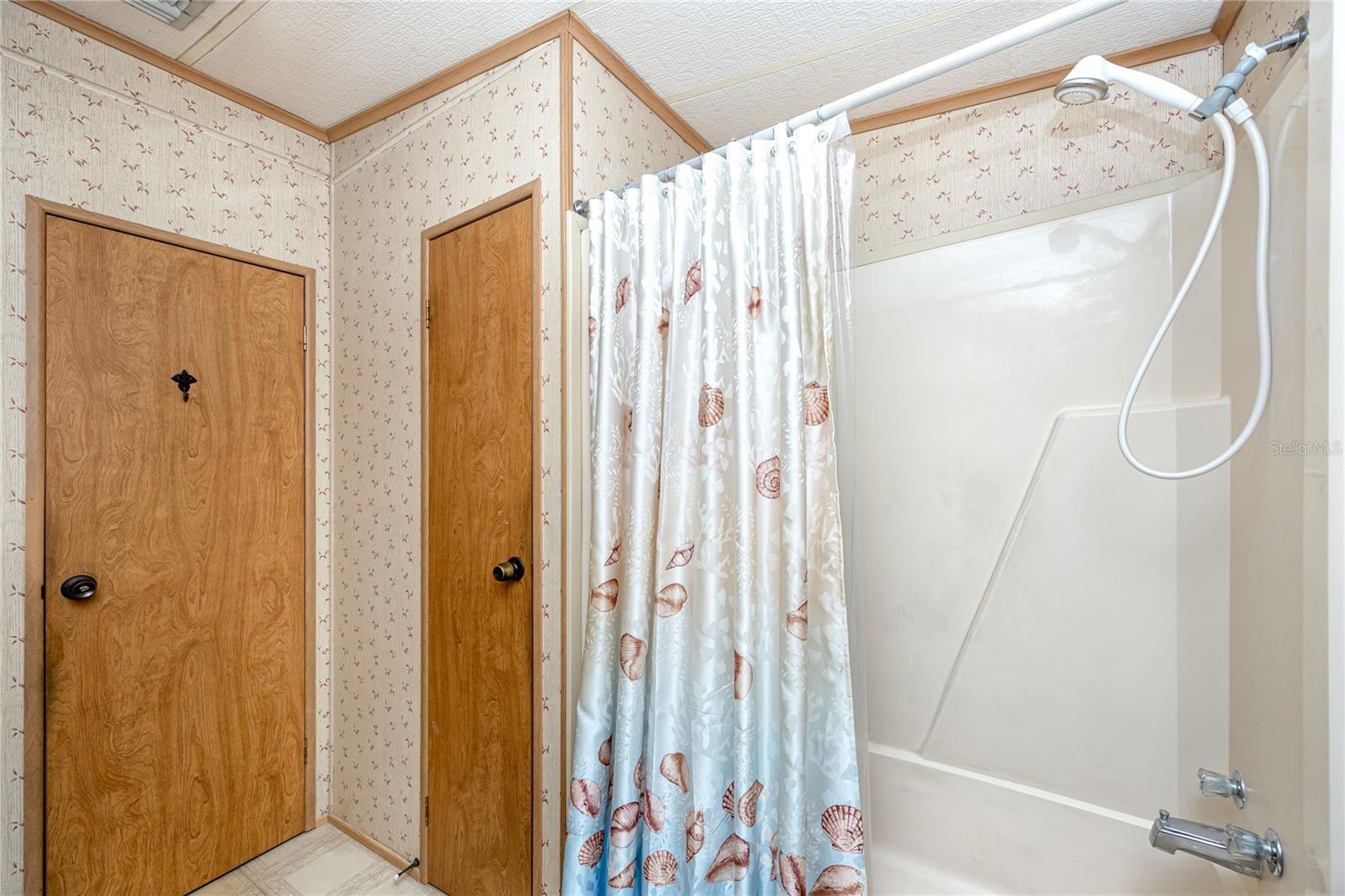 6821 Americana Dr Ne #106 Property Photo 24