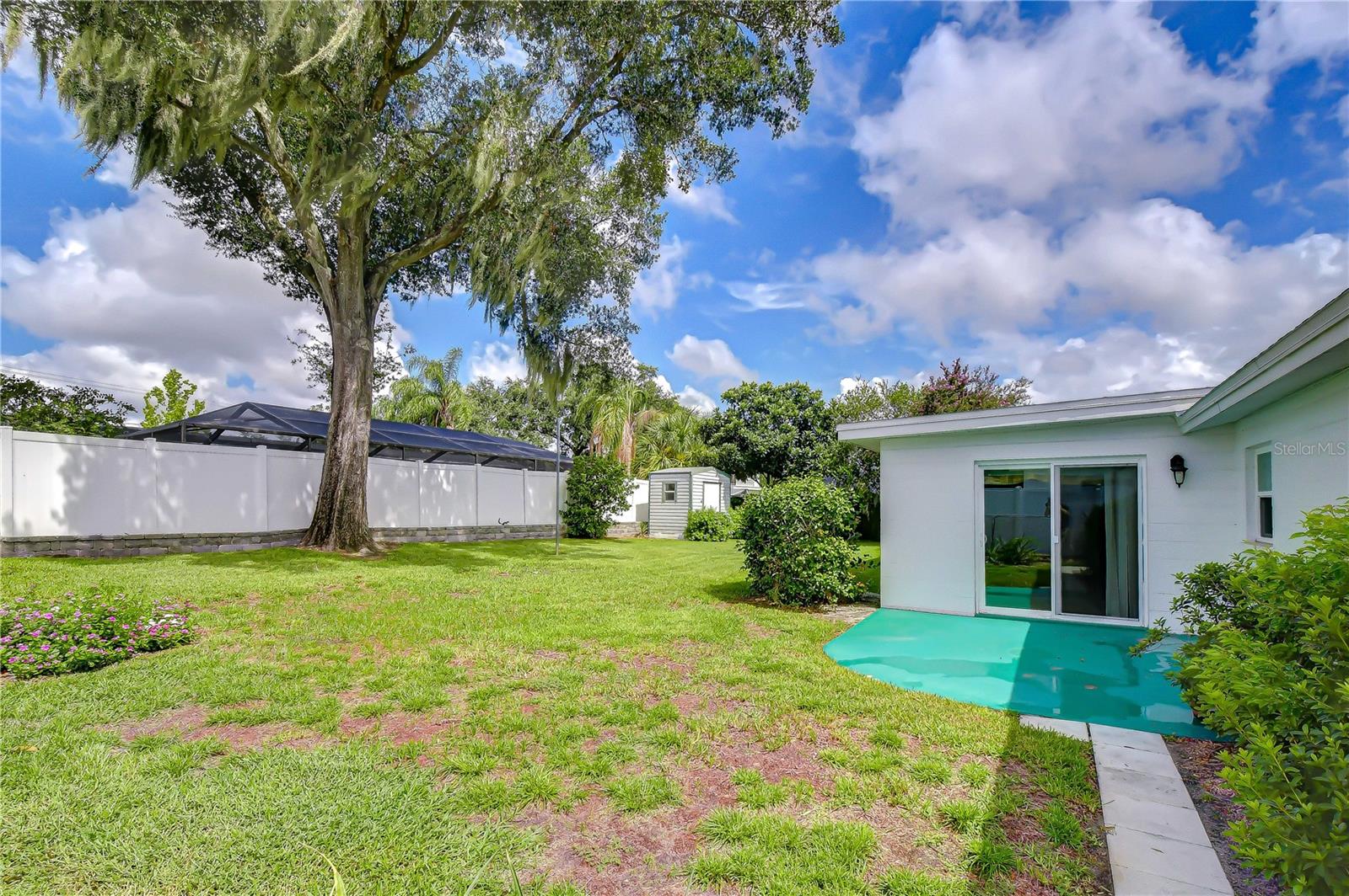 2205 Malibu Dr Property Photo 3