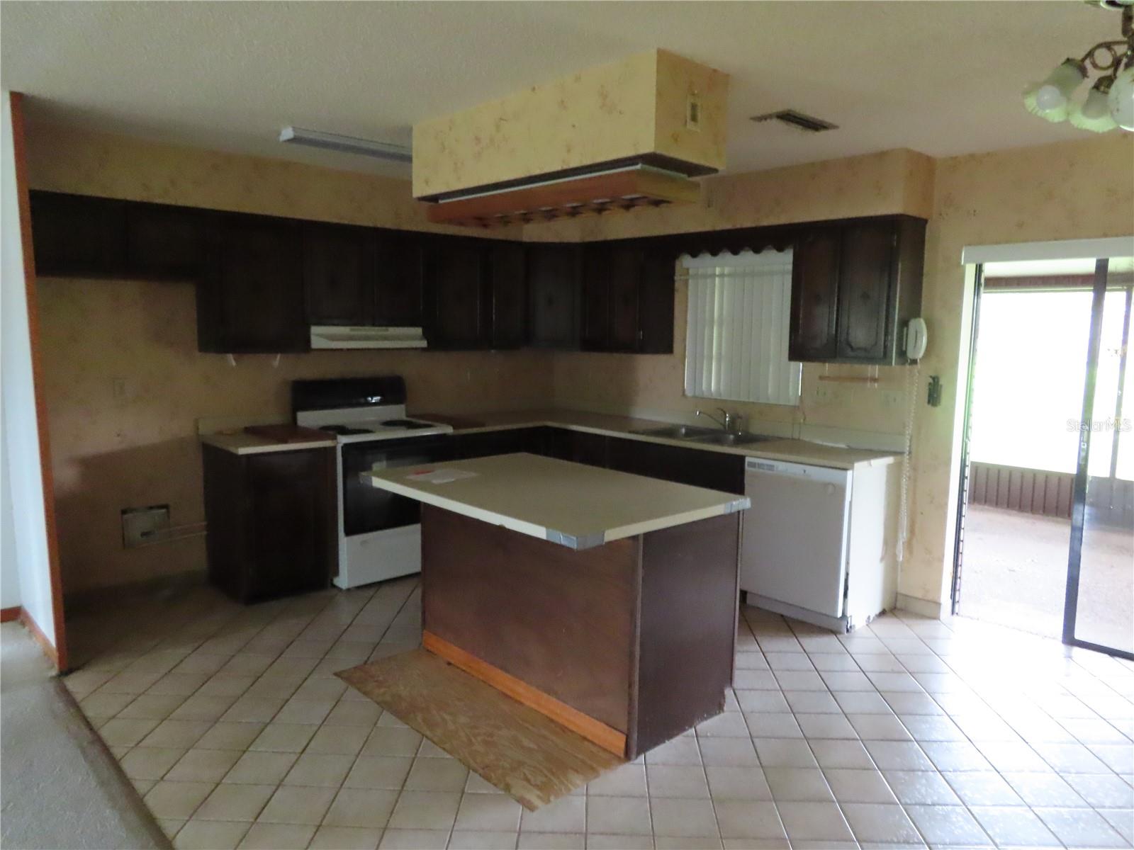 2016 Amesbury Dr Property Photo 4
