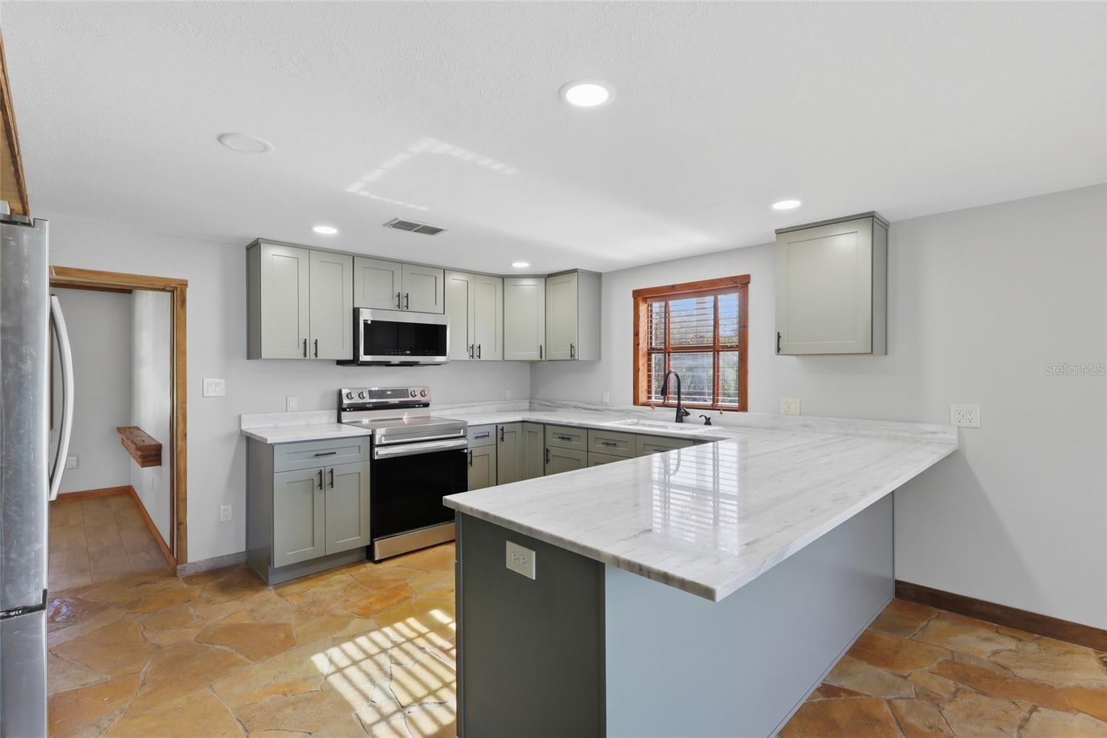 37715 Dixie Ave Property Photo 4